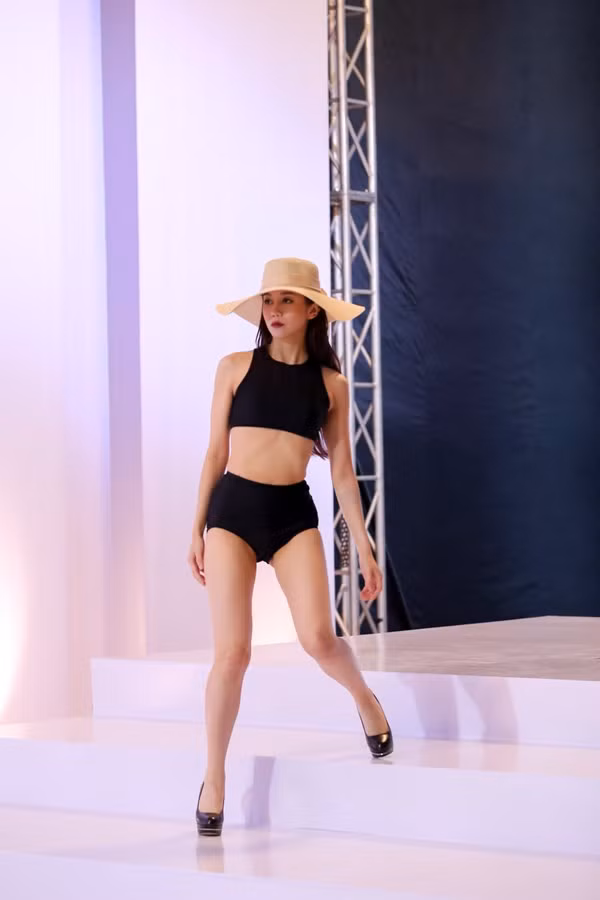 Màn tạo dáng "lỗi" của An Nguy trong phần thi trình diễn áo tắm tại The Face.