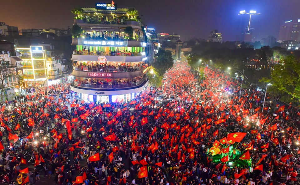 “Di bao” mung doi tuyen Viet Nam gioi tre yeu that hay a dua