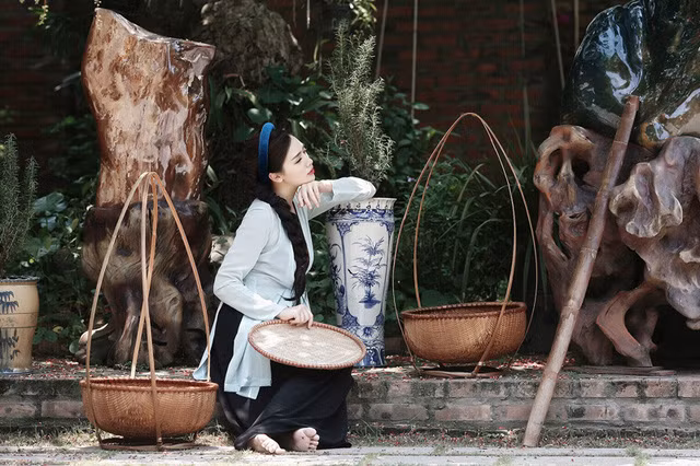 Sau thời gian dài xa rời nghệ thuật, tưởng chừng Hà Min sẽ phải rất khó khăn để thích nghi lại nhưng ngắm nhìn bộ ảnh mới của cô hot girl Hà thành một thời này, nhiều người thấy rằng phong độ của cô không những được giữ vững mà còn phát triển lên tầm cao mới.