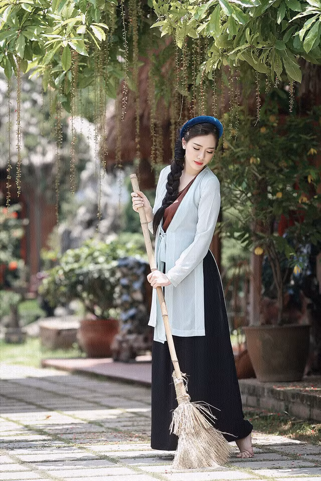 Trong bộ ảnh mới của mình, cô hot girl Hà thành từng được biết đến với những trang phục sành điệu ngày nào giờ đã thoát xác để về với trang phục truyền thống của dân tộc là áo yếm và khoác bên ngoài chiếc áo tứ thân màu xanh ngọc.