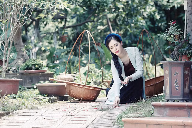 Giữa không gian dân dã, Hà Min khoe nét đẹp dịu dàng nhưng không kém phần mặn mà của “gái một con” trong những tấm hình hóa thân thành cô Tấm.