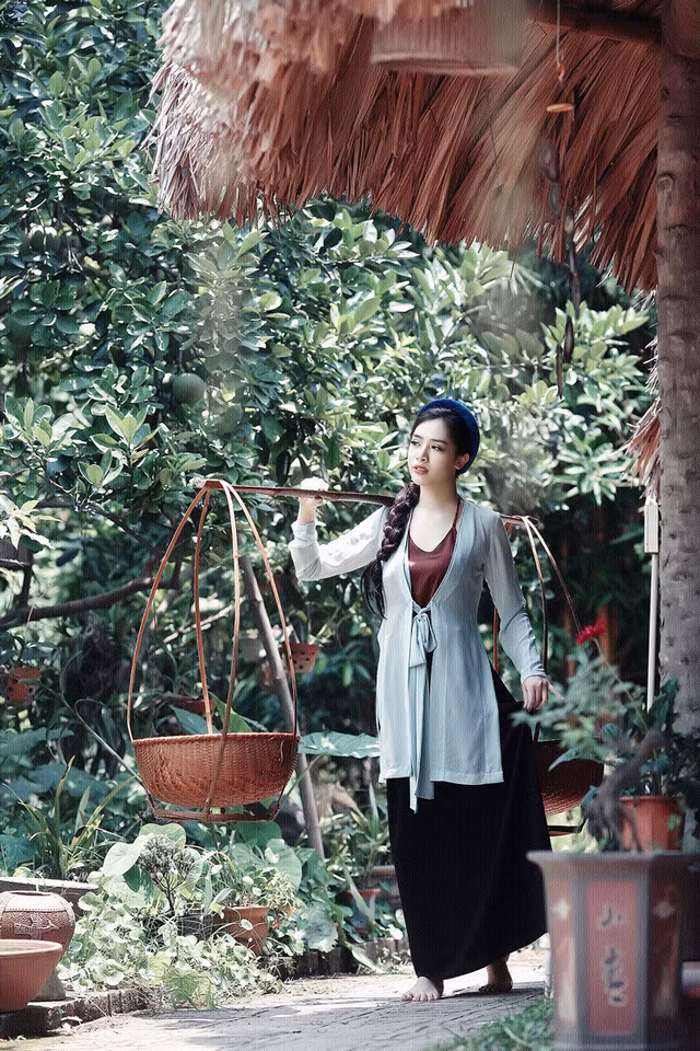 Diễn xuất tự nhiên và đầy chuyên nghiệp của Hà Min khi hóa thân trong bộ ảnh “Tấm và mẹ Cám” lôi cuốn bằng những nét cá tính và sáng tạo riêng, từ đó dẫn dắt người xem vào một câu chuyện cũ mà vẫn thú vị.