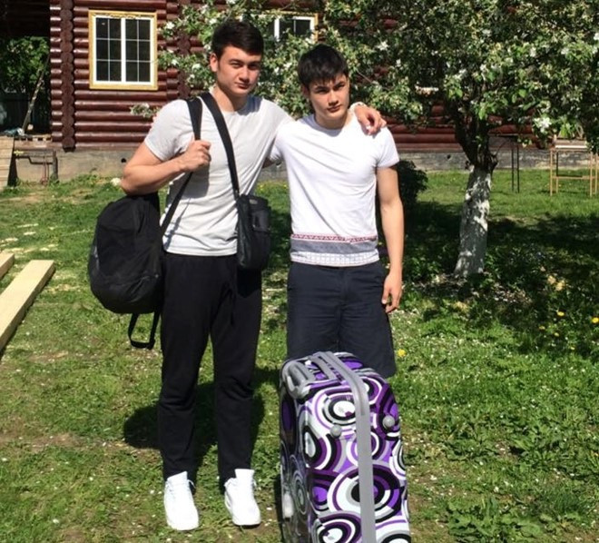 Mới đây, em trai của thủ môn đội tuyển Việt Nam Đặng Văn Lâm là Văn Mạnh nhận được nhiều sự quan tâm của dân mạng khi sở hữu ngoại hình điển trai, cuốn hút cùng chiều cao ấn tượng không thua gì anh trai.