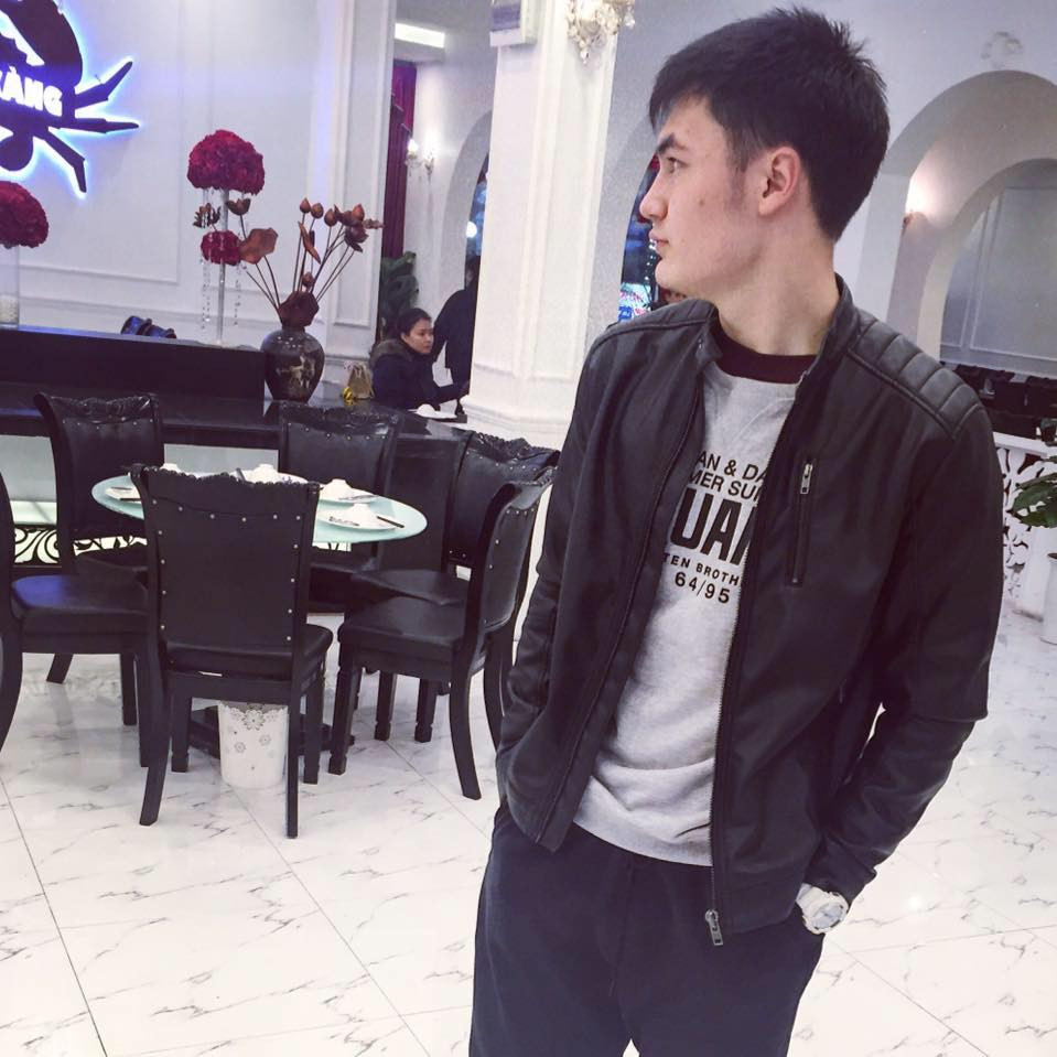 Văn Mạnh sở hữu vẻ ngoài điển trai cùng chiều cao không thua kém gì anh trai Văn Lâm.