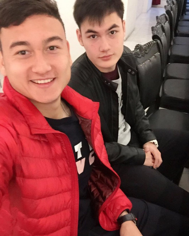 Văn Mạnh hiện đang học tập và sinh sống cùng gia đình tại Nga và trên trang cá nhân của mình, chàng trai này có vẻ rất thần tượng anh trai là thủ môn đội tuyển Việt Nam khi thường xuyên chia sẻ những bài viết hay về anh mình.