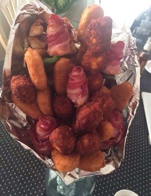 Thay vì những bó hoa như truyền thống, trong ngày 8/3 các anh, em đã biến tấu thành những bó đồ ăn vặt cực hợp với khẩu vị các chị em thích ăn vặt.