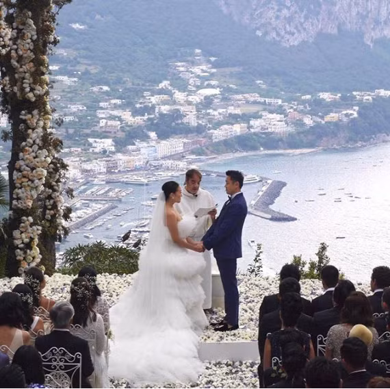 Tổ chức tại một địa điểm được đánh giá chẳng khác gì tiên cảnh, đám cưới của nữ blogger Hong Kong và người chồng khiến nhiều người choáng váng bằng số tiền khủng tới hàng triệu đô. Ảnh trong bài: Daily Express.