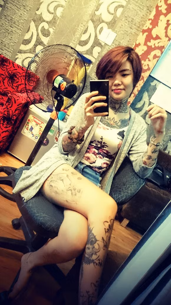 Tuy nhiên, giống như nhiều tín đồ mê xăm nghệ thuật khác ở Việt Nam, cô nàng thợ xăm sinh năm 1990 dù sở hữu rất nhiều hình xăm cỡ lớn trên cơ thể, mỗi hình xăm trên người lại là cả một câu chuyện.