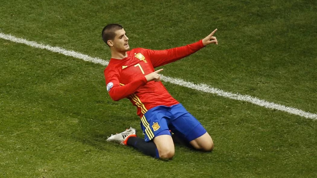 Morata từng khiến nhiều CĐV của Tây Ban Nha thất vọng ở lượt trận đầu tiên, tuy nhiên tiền đạo đang chơi cho Juventus lập cú đúp trong trận Tây Ban Nha đánh bại Thổ Nhĩ Kỳ 3-0 ở lượt trận thứ hai bảng D.