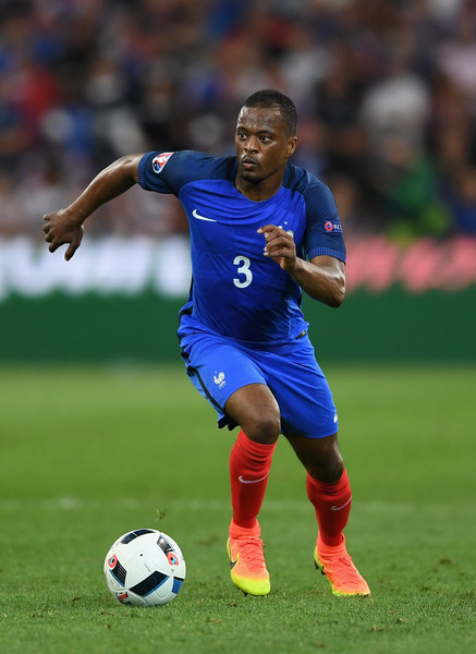 Ở tuổi 35, Patrice Evra cho thấy kinh nghiệm của anh cần cho hàng phòng ngự của Pháp đến như thế nào. Cầu thủ thuộc biên chế Juventus đã có 14 lần chiến thắng trong những tình huống không chiến khi gặp Albania. Ngoài ra, anh còn thực hiện 2 cú tắc bóng chính xác.