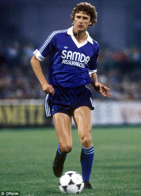 Trước khi được gọi là “giáo sư” trong bóng đá, HLV Wenger đã từng là cầu thủ. Ông thi đấu ở vị trí tiền vệ trong màu áo của đội bóng Strasbourg. 