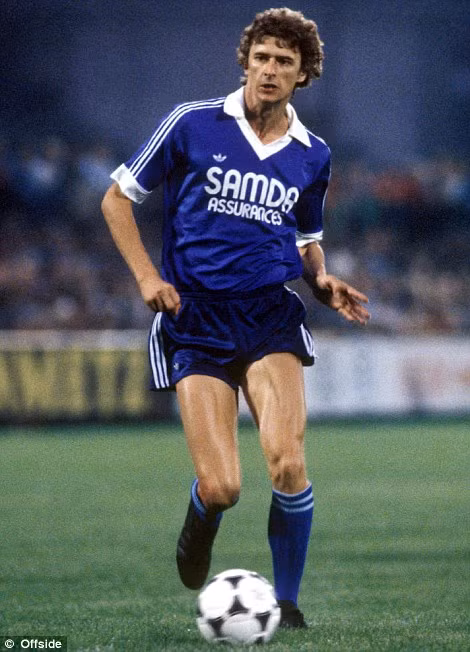 Trước khi được gọi là “giáo sư” trong bóng đá, HLV Wenger đã từng là cầu thủ. Ông thi đấu ở vị trí tiền vệ trong màu áo của đội bóng Strasbourg. 