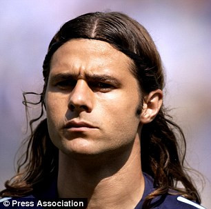 HLV của Tottenham là Mauricio Pochettino đã dành phần lớn thời gian thi đấu của mình để gắn bó với CLB Espanyol trước khi chuyển sang Pháp thi đấu cho PSG và Bordeaux.