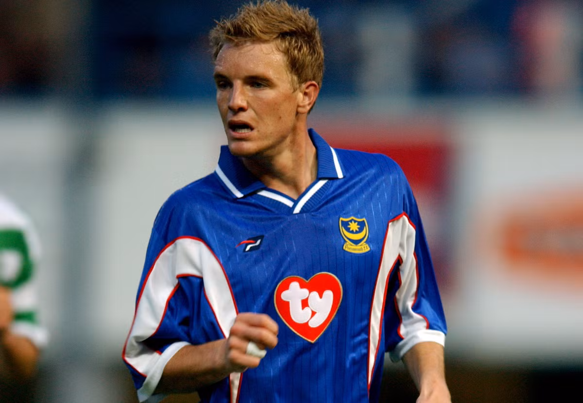 Eddie Howe là HLV tại Premier League 2015/2016 của CLB Bournemouth. Trước khi trở thành HLV, Eddie Howe từng là một phần không thể thiếu của Portsmouth vào những năm 2000. Nhưng do chấn thương nên năm 2007, Eddie Howe đã phải sớm giã từ sự nghiệp thi đấu chuyên nghiệp.