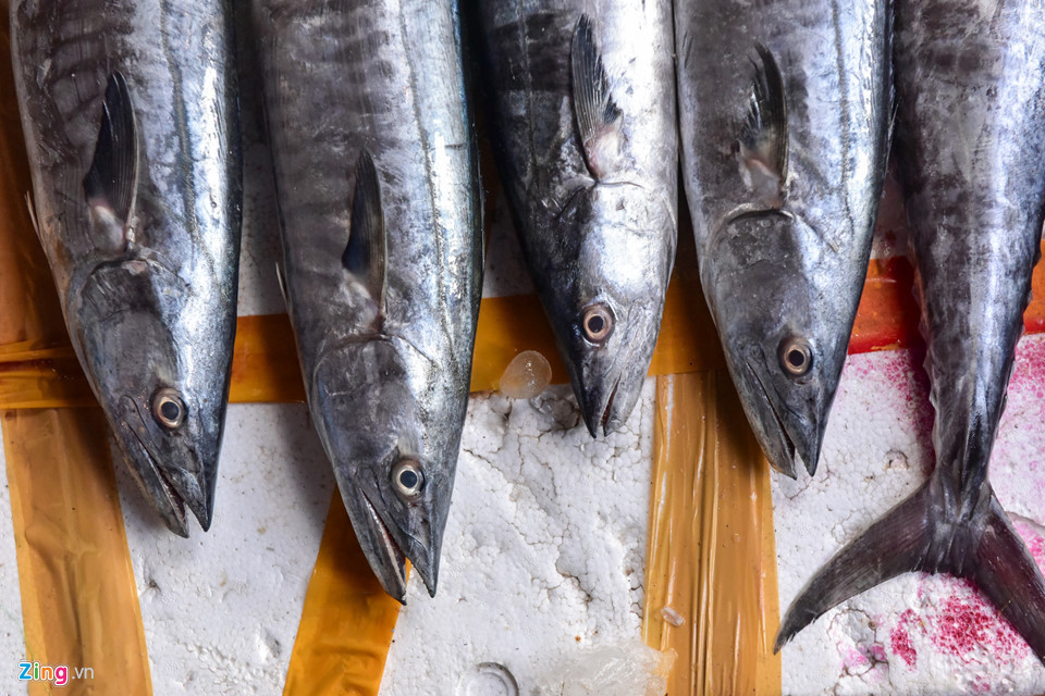 Do mua tận gốc nên giá hải sản ở đây khá phải chăng. Loại cua đá đặc sản có giá khoảng 70.000 đồng/kg.