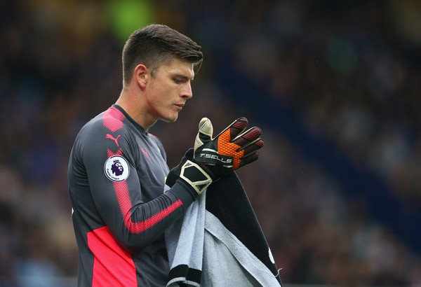 Thủ môn Nick Pope của Burnley đã được Arsenal nhắm đến một cách rất bất ngờ như một sự thay thế cho Cech. Thủ thành 26 tuổi mới chỉ được ra sân ba trận ở mùa giải này và không lần nào trong số đó là ở đấu trường Ngoại hạng Anh.