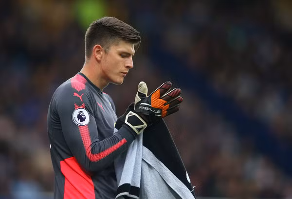 Thủ môn Nick Pope của Burnley đã được Arsenal nhắm đến một cách rất bất ngờ như một sự thay thế cho Cech. Thủ thành 26 tuổi mới chỉ được ra sân ba trận ở mùa giải này và không lần nào trong số đó là ở đấu trường Ngoại hạng Anh.
