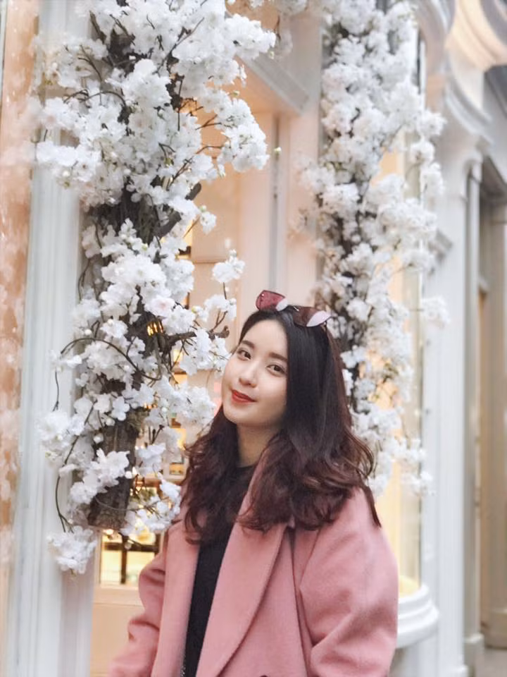 Tuy nhiên, điều khiến mọi người nhớ tới ChiChi nhất đó là suất học bổng tới 50% tại trường đại học nghệ thuật danh tiếng tại Anh đó là Cambridge School of Visual and Performing Arts. Được biết mức học bổng cao nhất cho 1 sinh viên là 40%, nhưng bằng tài năng của mình cựu nữ sinh trường Amsterdam đã thuyết phục các tuyển trạch viên trao cho mình mức học bổng kỷ lục.