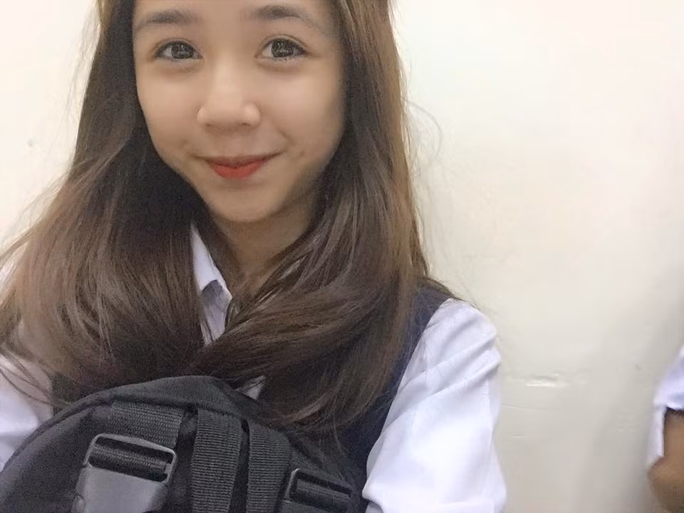 Bên cạnh đó, cặp má lúm đồng tiền cùng nụ cười "siêu đẹp" với những chiếc răng khểnh cũng là vũ khí của cô nàng 10X để chinh phục cánh mày râu.