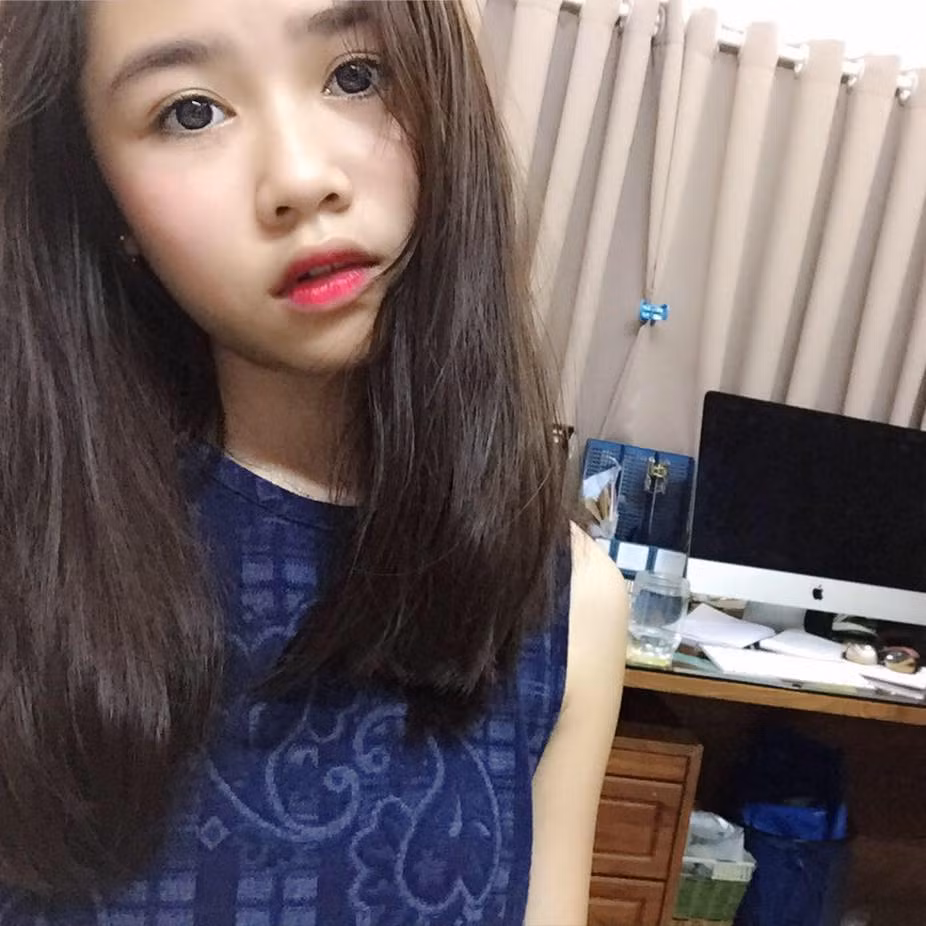 Theo tìm hiểu của các "thánh mạng" cô nữ sinh trong clip tên đầy đủ là Lê Võ Ngọc Hân sinh năm 2002. Hiện đang sinh sống và học tập tại trường APU International School thành phố Hồ Chí Minh.