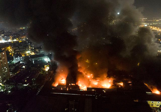 Mãi đến sáng ngày 29/8, đám cháy nhà máy phích nước Rạng Đông mới cơ bản được khống chế.