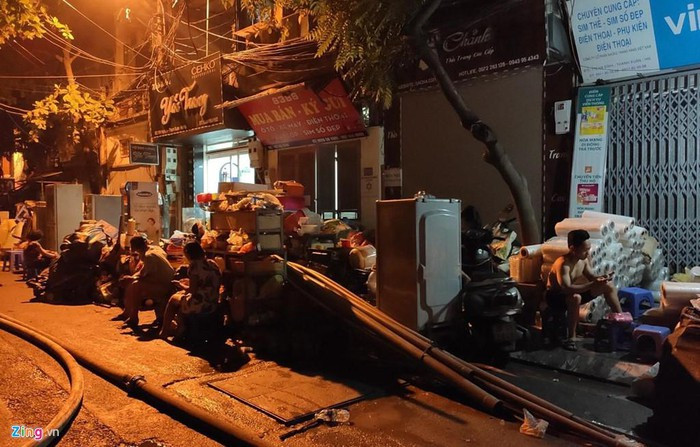 Bên cạnh việc sơ tán đồ đạc của mình, người dân khu vực nhà máy phích nước Rạng Đông cũng chung tay cùng các chiến sĩ PCCC, công an khu vực nhằm khống chế đám cháy có nguy cơ lan rộng.