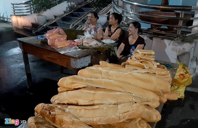 Những chiếc bánh mì chống đói được người dân phục vụ các chiến sĩ PCCC và công an trong đêm trắng khống chế ngọn lửa từ nhà máy Rạng Đông.