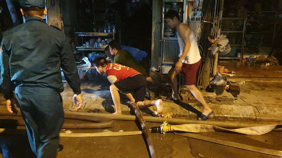 Quân và dân chung tay cấp nước để cứu đám cháy nhà máy Rạng Đông.