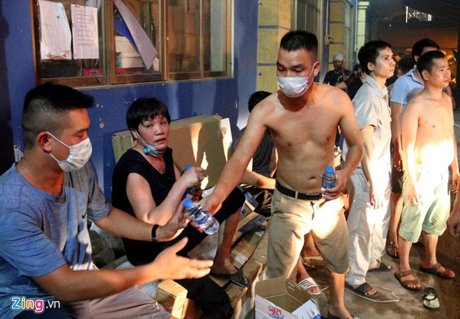 Tình cảm quân dân chung tay dập đám cháy nhà máy Rạng Đông sau khi đăng lên MXH nhận được sự chia sẻ của nhiều người.