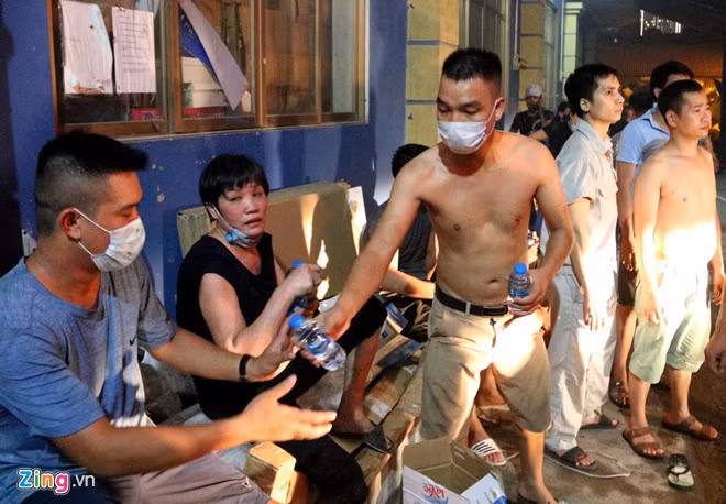 Tình cảm quân dân chung tay dập đám cháy nhà máy Rạng Đông sau khi đăng lên MXH nhận được sự chia sẻ của nhiều người.