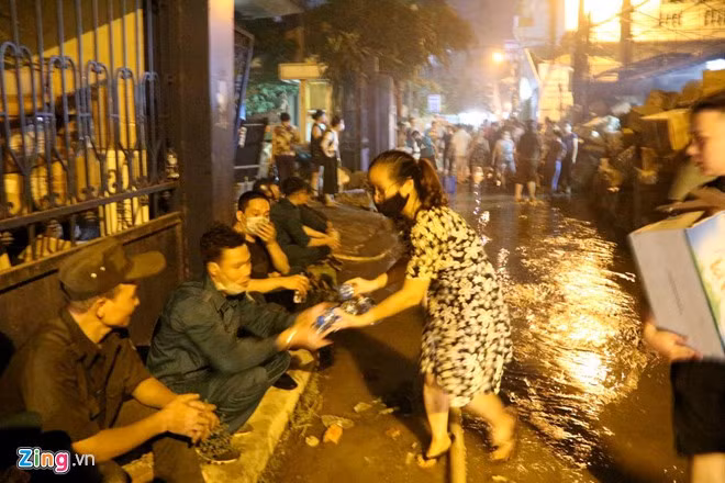 Những chia nước được người dân trong khu vực chia cho các chiến sĩ PCCC, công an trong cuộc chống chọi với giặc lửa.