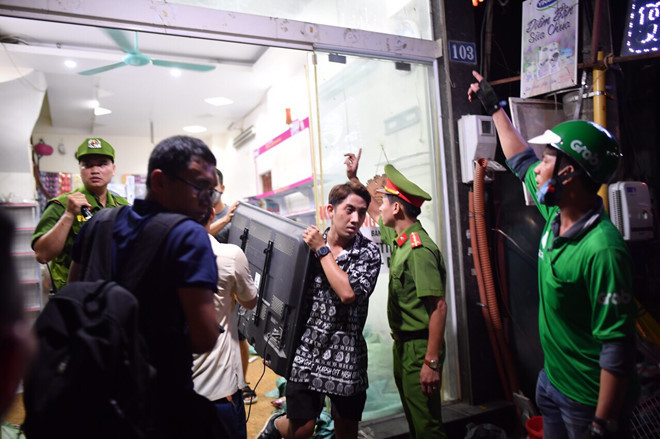 Hàng loạt tài sản của người dân được di chuyển ra ngoài nhằm giảm thiểu mất mát đám cháy,