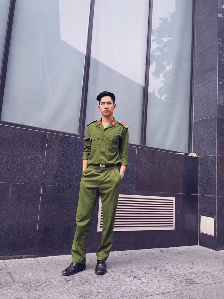 Mới đây, trên fanpage chia sẻ về những anh chàng đẹp trai của dân mạng Việt đã xuất hiện loạt hình cực đẹp trai của một chàng trai mang trên mình tấm áo xanh của ngành công an và khiến nhiều fan nữ phải tán thưởng không tiếc lời.