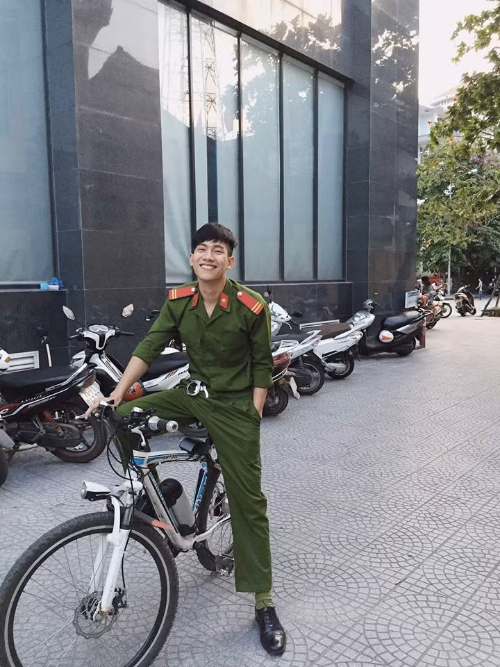 Ngay sau khi những bức ảnh của chàng này được chia sẻ trên mạng xã hội, dân mạng đã "cật lực" đi tìm trang cá nhân của anh chàng " hot boy cảnh sát" này và dần dần danh tính của chàng ta đã lộ diện.