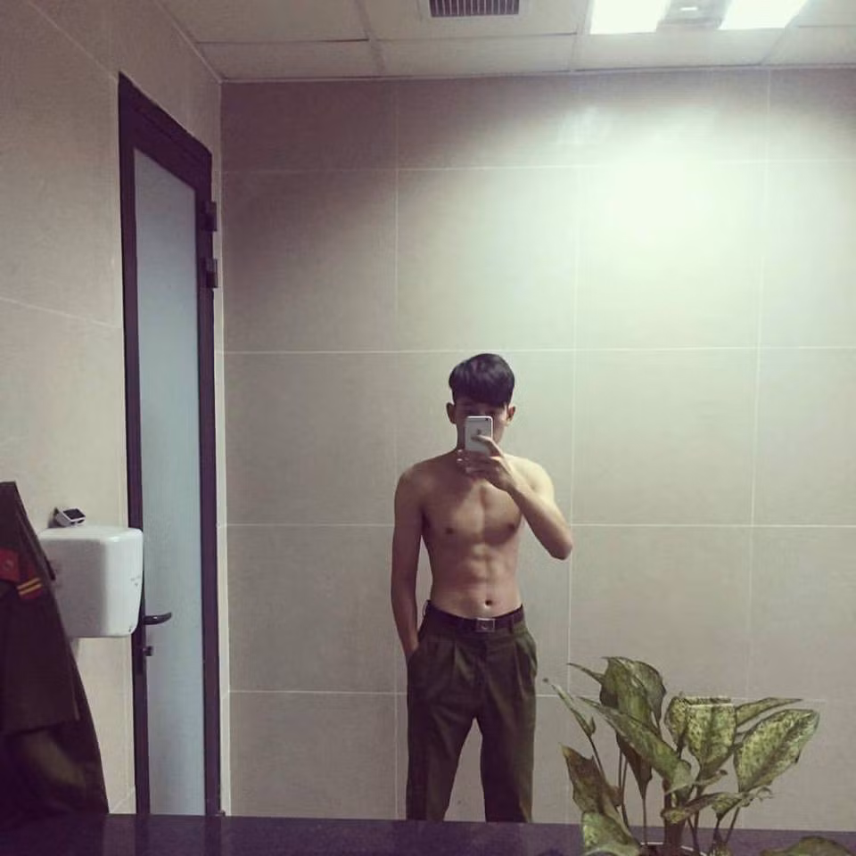 Theo tìm hiểu, đó là chàng cảnh sát có tên Phạm Xuân Thức sinh năm 1994 tại Hương Sơn - Hà Tĩnh, hiện nay anh chàng này đang công tác tại Trung đoàn CSCĐ K20, thành phố Huế.