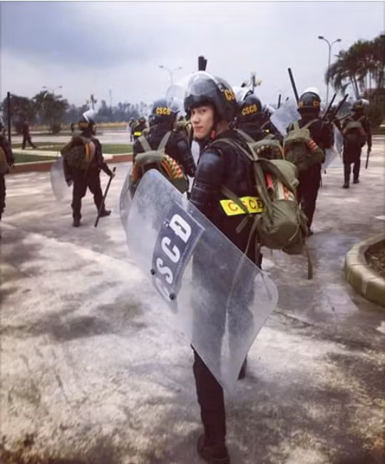 Trong khi đó, cư dân mạng thì luôn hỏi nhau rằng liệu anh chàng cảnh sát cơ động này đã có người yêu chưa thì anh chàng này trả lời rằng: "Thú thật là mình cũng vừa mới bắt đầu có tình cảm với một bạn gái gần đây thôi! Hy vọng sẽ có một kết thúc đẹp".