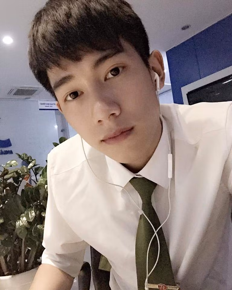 Khi được hỏi về việc sau khi bất ngờ nổi tiếng, Xuân Thức có cảm thấy phiền không vì có quá nhiều các fan nữ muốn kết bạn với mình, chàng cảnh sát đẹp trai chia sẻ: "Thật ra mình thì không thấy phiền toái cho lắm, chỉ là những bức hình mình đăng lên MXH chỉ để lưu giữ những kỉ niệm trong đời. Chỉ hy vọng không làm ảnh hưởng đến màu áo hay bị ai đó đem ra làm điều không hay thôi bạn à".