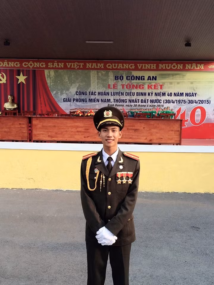 Chia sẻ với PV Kiến Thức sau cuộc phỏng vấn nhanh, Xuân Thức nói rằng anh đến với nghiệp quân ngũ là ước mơ từ nhỏ. Chàng trai này từng rất hy vọng rằng mình sẽ có một ngày được khoác lên mình bộ quân phục để bảo vệ bình yên cho chính đồng bào mình.