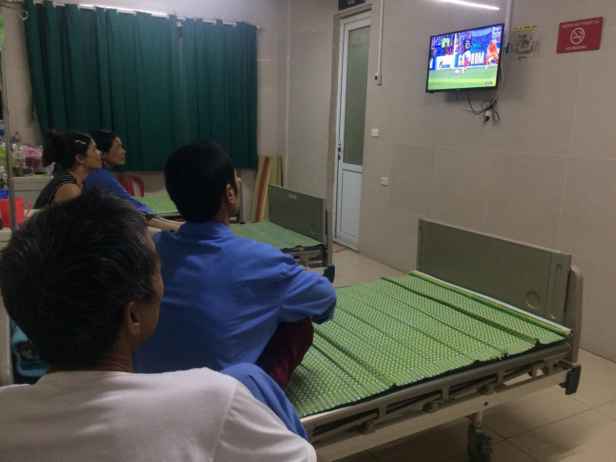 Còn trong những phòng bệnh, dù khá mệt mỏi khi phải chiến đấu với bệnh tật nhưng tình yêu bóng đá của các bệnh nhân không vì thế mà suy giảm. Họ vẫn cố thức để tận hưởng không khí lễ hội trên những thảm cỏ xanh tại nước Nga xa xôi.