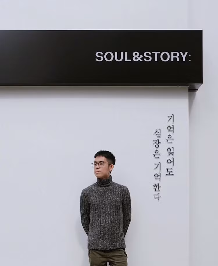 Tuy nhiên, vì số trên đường được đánh khá lộn xộn nên để đảm bảo đến đúng địa chỉ, bạn hãy hỏi đường đến bệnh viện tỉnh Lâm Đồng sau đó đi vào hẻm đối diện có trường mầm non là sẽ thấy ngay bức tường thần thánh này.