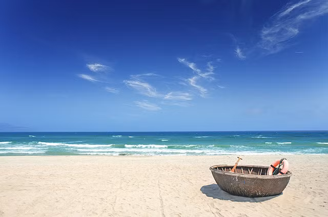 Dân phượt có thể đến làng Vân bằng cách đi thuyền. Các bạn đi hết đường Nguyễn Tất Thành đến khúc cua ra quốc lộ 1 A, đến vài nhà dân gần đó hỏi thuê thuyền ra làng Vân.