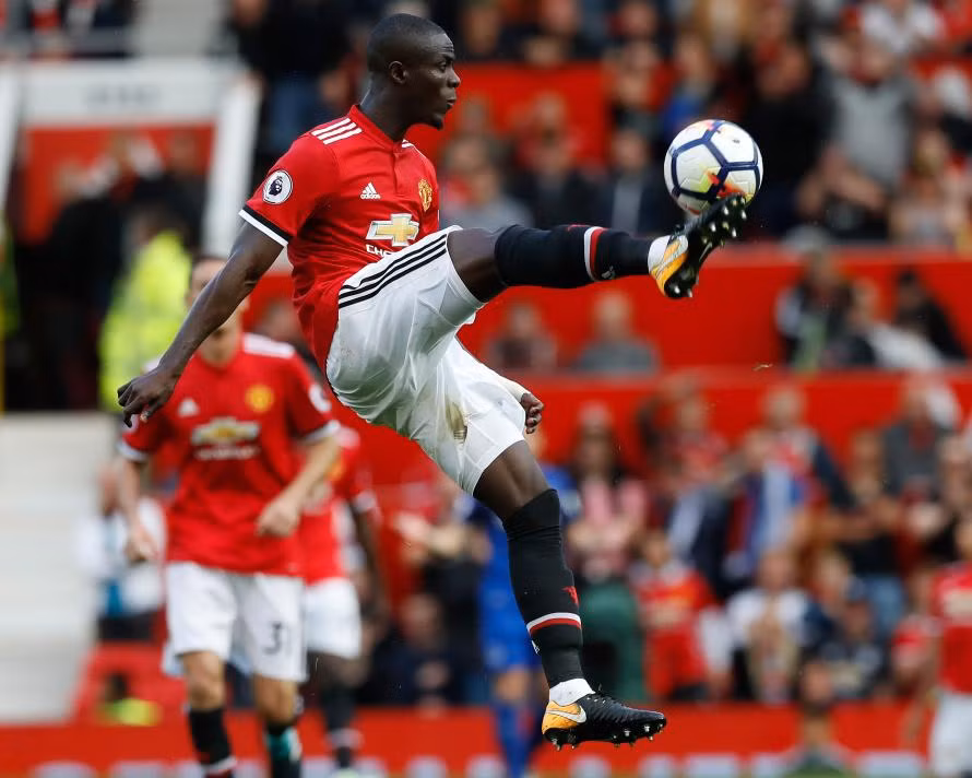 Theo tờ Manchester Evening News, Quỷ Đỏ sẽ bán Bailly cho Arsenal nếu The Gunners đồng ý nhả tiền vệ Mesut Ozil ngay trong kỳ chuyển nhượng mùa Đông sắp tới.