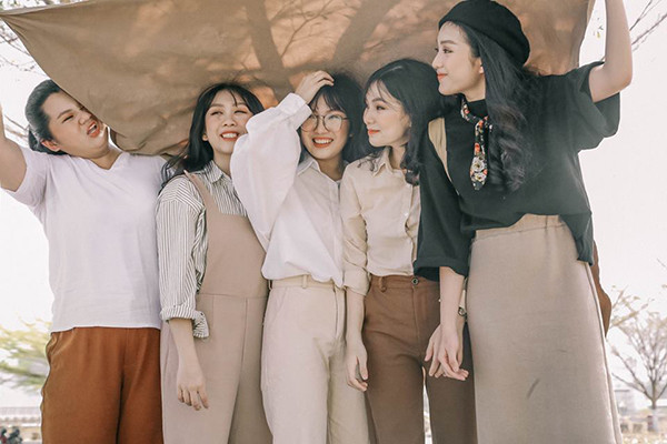 Và sau khi xem xong bộ ảnh này, có lẽ bất cứ ai cũng một lần hoài niệm về những ngày tháng trong veo, ngây ngô đầy hồn nhiên ấy. Và càng cảm xúc hơn khi bộ ảnh mang tên Tháng năm rực rỡ - cùng tên bộ phim Việt hot nhất rạp chiếu dạo gần đây, được remake từ bộ phim thanh xuân Sunny của Hàn Quốc.