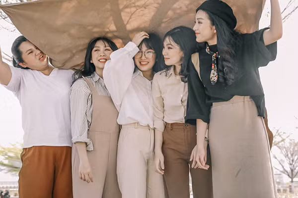 Và sau khi xem xong bộ ảnh này, có lẽ bất cứ ai cũng một lần hoài niệm về những ngày tháng trong veo, ngây ngô đầy hồn nhiên ấy. Và càng cảm xúc hơn khi bộ ảnh mang tên Tháng năm rực rỡ - cùng tên bộ phim Việt hot nhất rạp chiếu dạo gần đây, được remake từ bộ phim thanh xuân Sunny của Hàn Quốc.