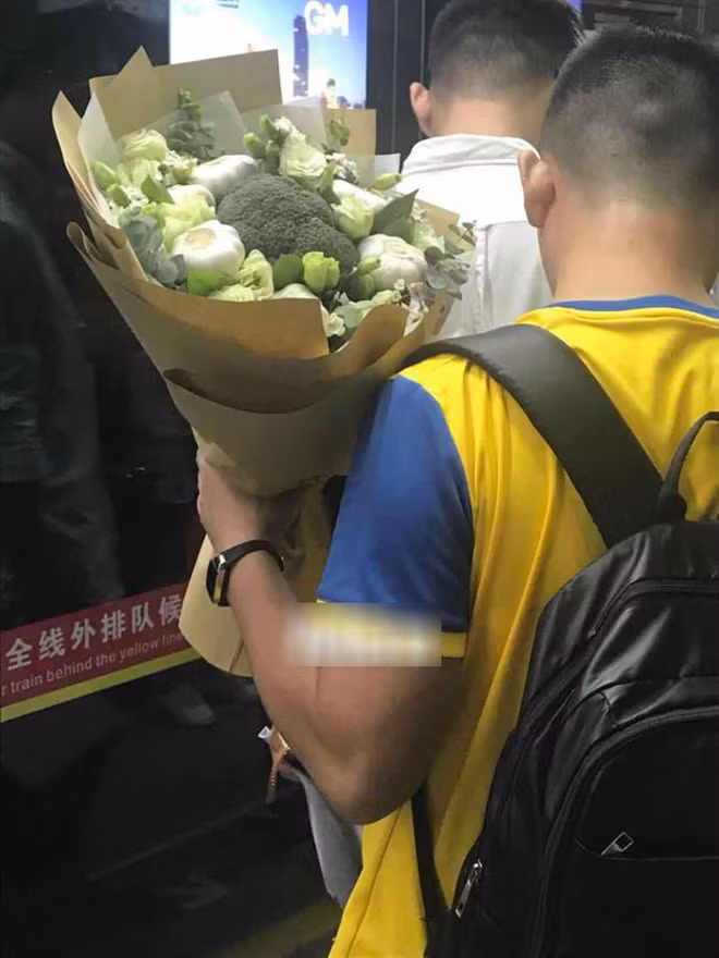 Phải tặng quà gì cho một cô người yêu, thích độc lạ và mê nấu nướng luôn khiến các chàng phải đau đầu suy nghĩ. Tuy nhiên, mới đây một chàng trai người Trung Quốc đã giải đáp câu hỏi đó và mở ra trào lưu tặng người yêu hoa súp lơ.