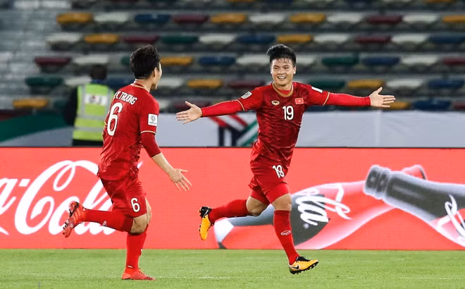 Nhằm tăng tính chính xác cho những quyết định của trọng tài chính tại Asian Cup, VAR bắt đầu được thử nghiệm kể từ vòng tứ kết. Trận đấu đầu tiên được áp dụng đó là giữa Việt Nam và Nhật Bản.
