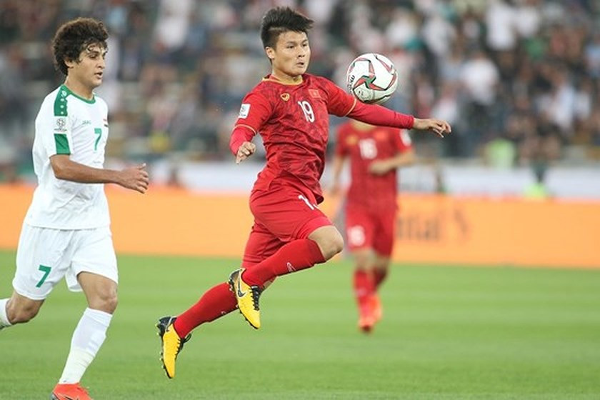Bước vào hành trình Asian Cup 2019, đội tuyển Việt Nam là đội bóng có độ tuổi thấp nhất giải đấu với con số trung bình chỉ là 23,1 tuổi. Tức là, chẳng khác nào thầy Park mang một đội Olympic tới dự sân chơi hội tụ những ngôi sao sáng nhất của khu vực. Chẳng những thế, các học trò của HLV Park Hang-seo cũng ẵm luôn danh hiệu "thấp nhất" với không ít cái tên trong đội hình sở hữu chiều cao chẳng đến 1m7.