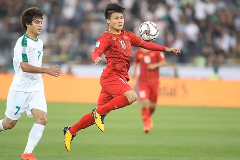 Bước vào hành trình Asian Cup 2019, đội tuyển Việt Nam là đội bóng có độ tuổi thấp nhất giải đấu với con số trung bình chỉ là 23,1 tuổi. Tức là, chẳng khác nào thầy Park mang một đội Olympic tới dự sân chơi hội tụ những ngôi sao sáng nhất của khu vực. Chẳng những thế, các học trò của HLV Park Hang-seo cũng ẵm luôn danh hiệu "thấp nhất" với không ít cái tên trong đội hình sở hữu chiều cao chẳng đến 1m7.