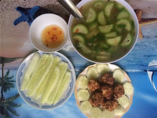 Nhìn bữa ăn vậy thôi cho các bạn sinh viên vậy là quá đủ.