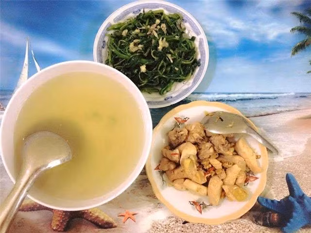 Theo Phương Anh, cô bạn này hay đi chợ cóc gần nhà mua đồ ăn. Mặc dù giá không rẻ được như chợ đầu mối nhưng chợ cóc lại khá tiện lợi vì gần nhà và cũng không tốn quá nhiều thời gian di chuyển.